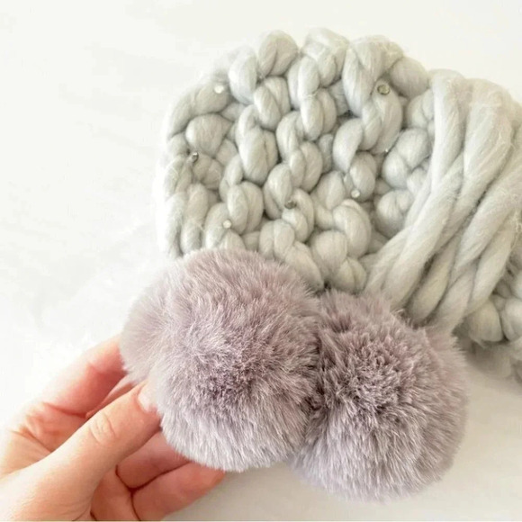 NWT Anthropologie Chunky Knit Embellished Pom Pom Ear Warmer Grey One Size - Picture 5 of 6